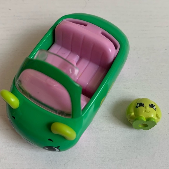 Shopkins Cutie Cars Cupcake Van and 12 Cars - Picture 10 of 16